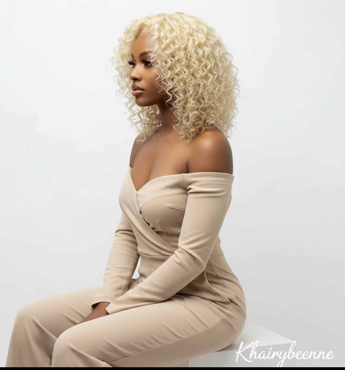 Perruque cheveux ondulés couleur blond et couleur gris en synthetique