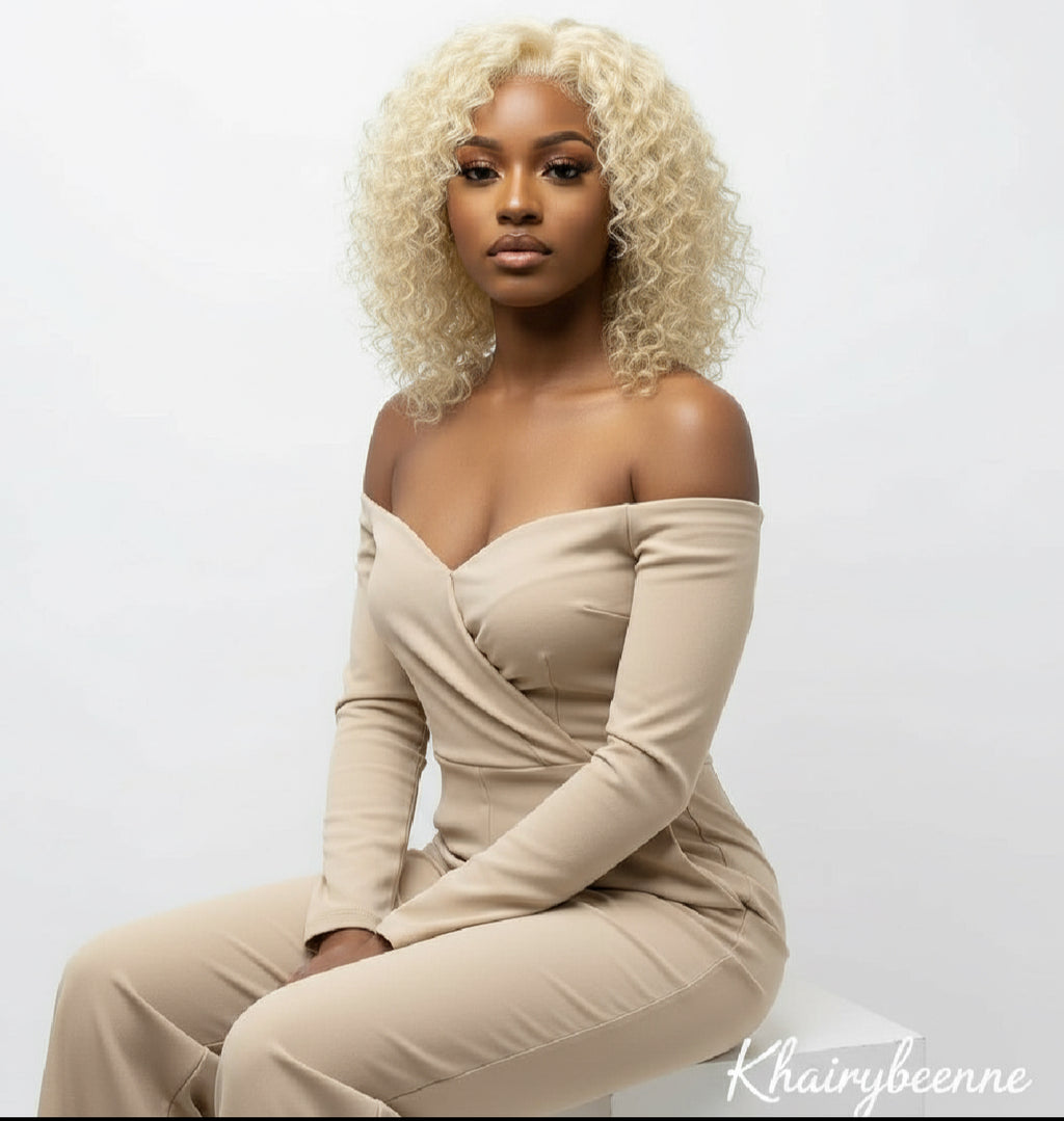 Perruque cheveux ondulés couleur blond et couleur gris en synthetique